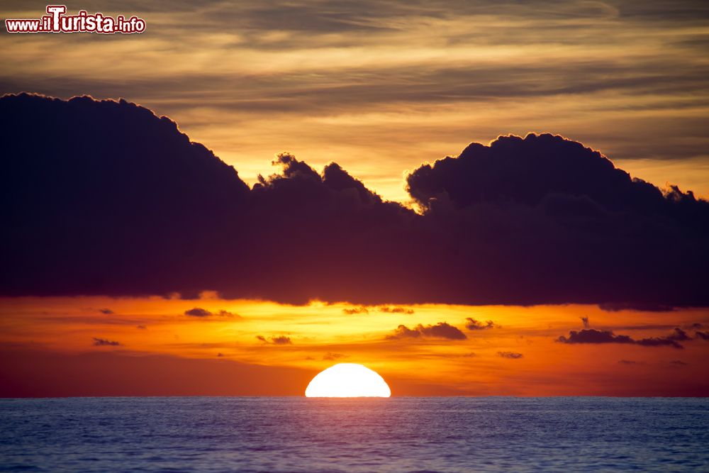 Immagine Uno splendido tramonto sul mare a Forte dei Marmi, Toscana. Siamo sulla costa settentrionale della provincia di Lucca al confine con Massa Carrara. La spiaggia è fatta di sabbia finissima color oro e il mare, in alcuni periodi dell'anno, si presenta particolarmente limpido e trasparente.