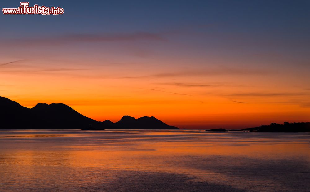 Immagine Uno splendido tramonto sulla città di Orebic, Dalmazia: dai vigneti di questo borgo si producono alcuni dei migliori rossi della Croazia.