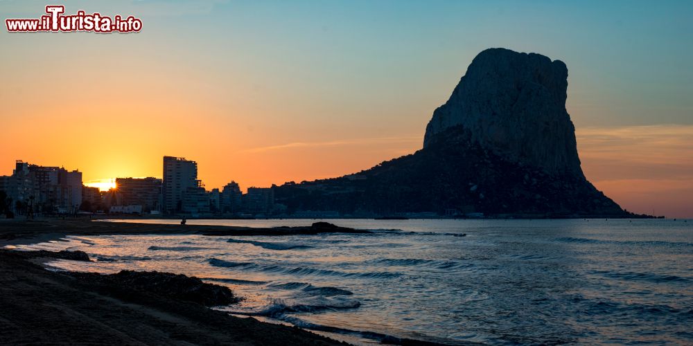 Immagine Uno splendido tramonto sulla spiaggia di Calpe, Comunità Valenciana, Spagna.