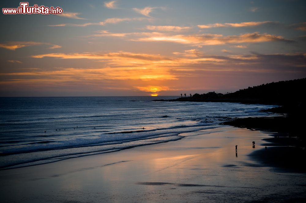 Immagine Uno splendido tramonto sulla spiaggia di Taghazout, Marocco, visto dalla camera di un albergo.