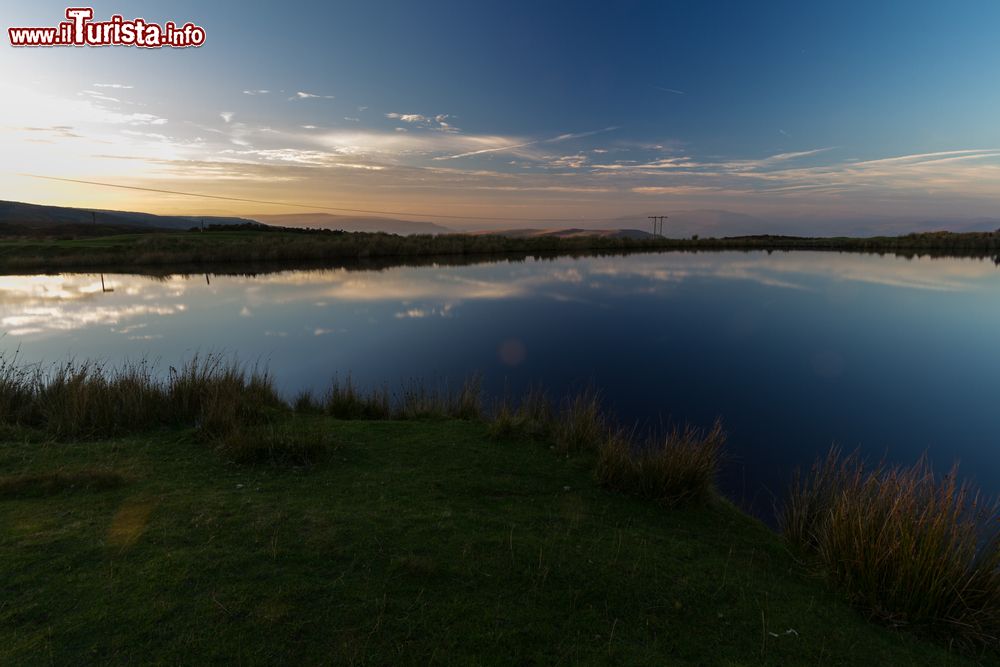 Immagine Uno stagno blu fotografato al calar del sole a Abergavenny, Galles, UK. Una bella veduta dello specchio d'acqua da Blorenge, una montagna nel sud est del Galles.