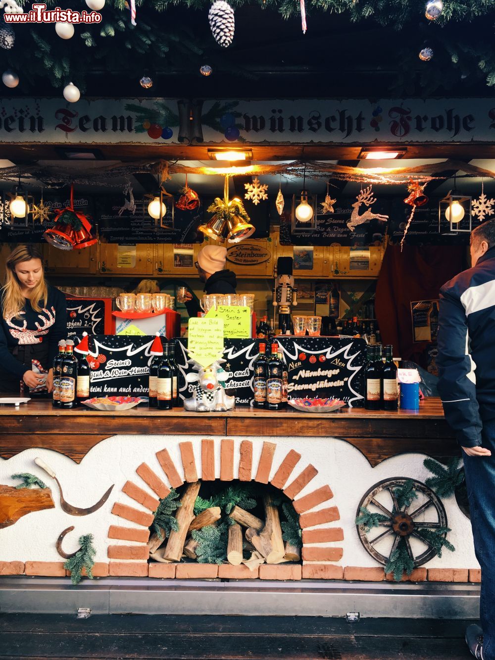 Immagine Uno stand di prodotti gastronomici a Norimberga, Germania, durante i mercatini dell'Avvento.