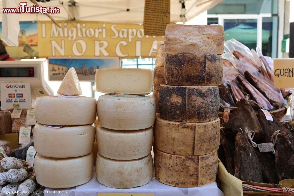 Immagine Uno stand gastronomica al Festival della Castagna a Manziana nel Lazio - © eZeePics / Shutterstock.com