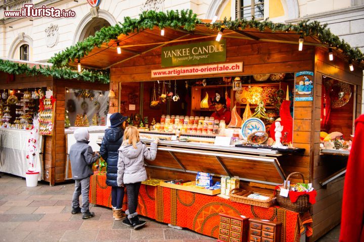 Immagine Uno stand gastronomico ai mercatini natalizi di Lugano in Svizzera- © Anton_Ivanov / Shutterstock.com