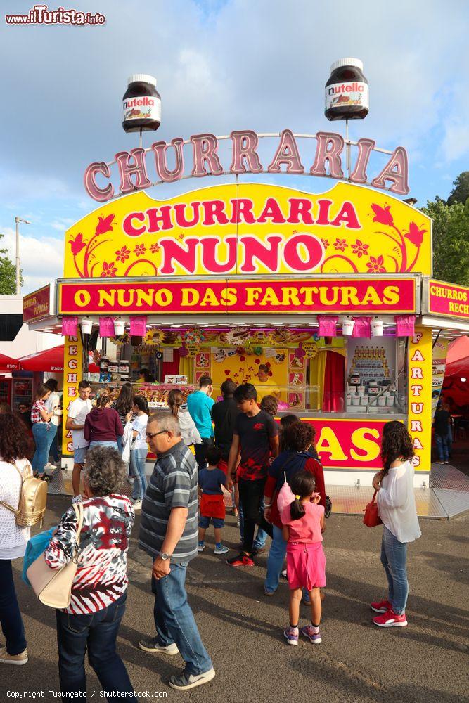 Immagine Uno stand per la vendita di churros fritti in una festa di Leiria, Portogallo - © Tupungato / Shutterstock.com