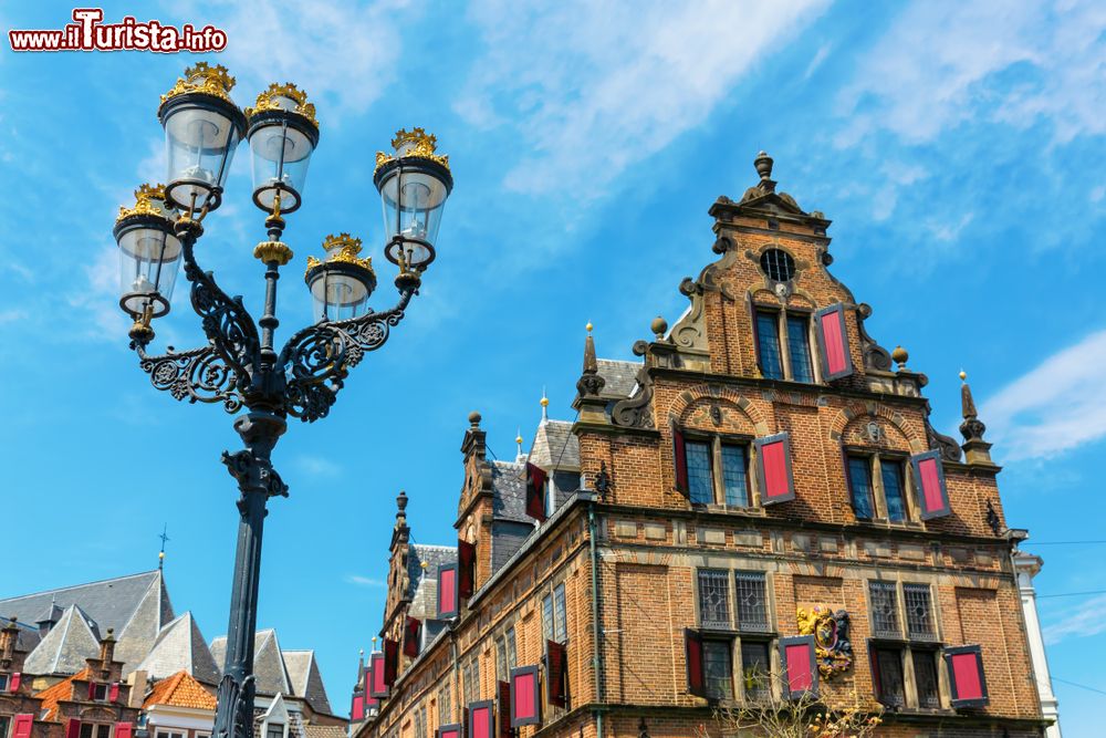 Immagine Uno storico edificio in mattoni al Great Market di Nijmegen, Olanda.