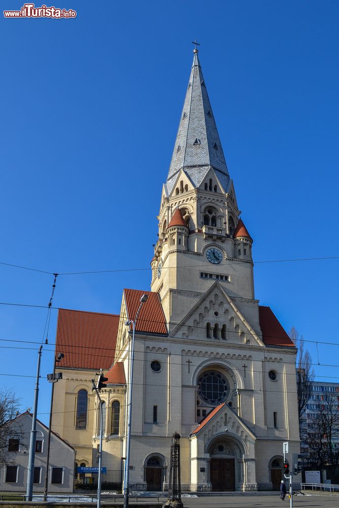 Immagine Uno storico edificio religioso sulla via principale della cittadina polacca di Lodz.