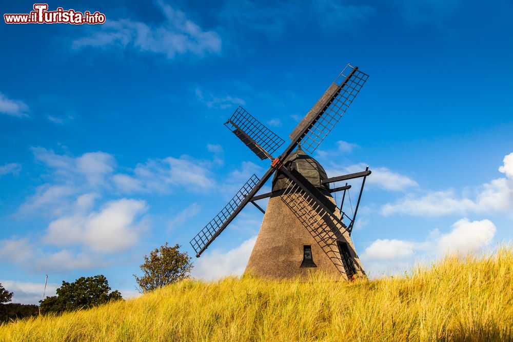 Immagine Uno storico mulino a vento a Skagen, Danimarca. Questa bella località danese è situata nella regione dello Jutland settentrionale.