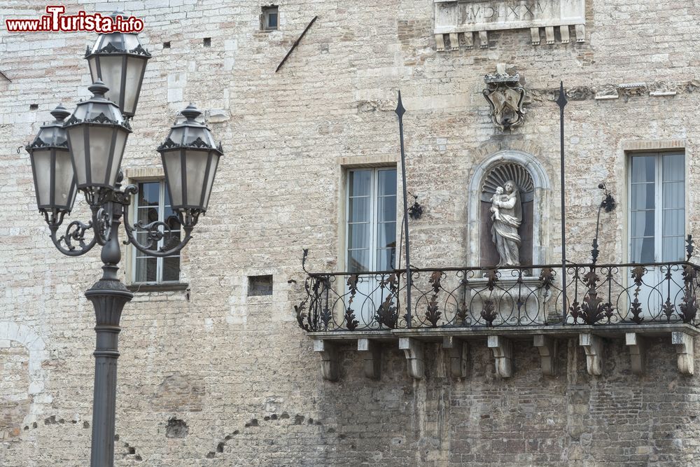 Immagine Uno storico palazzo nel centro di Cagli, regione Marche