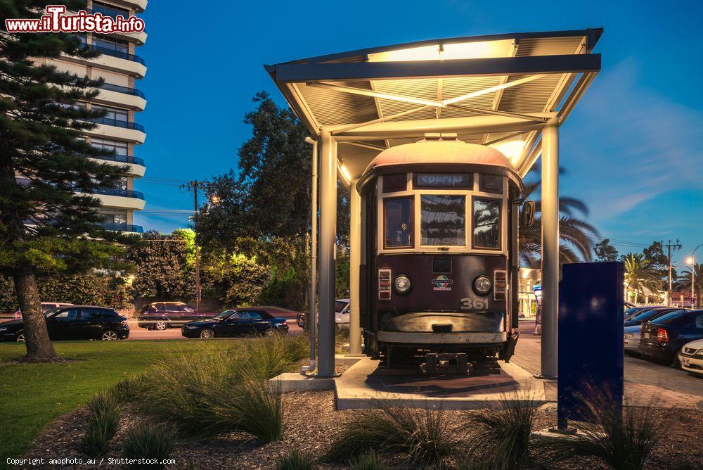 Immagine Uno storico tram rosso esposto nella cittadina di Glenelg, Adelaide (Australia). In questa immagine, è illuminato di notte - © amophoto_au / Shutterstock.com