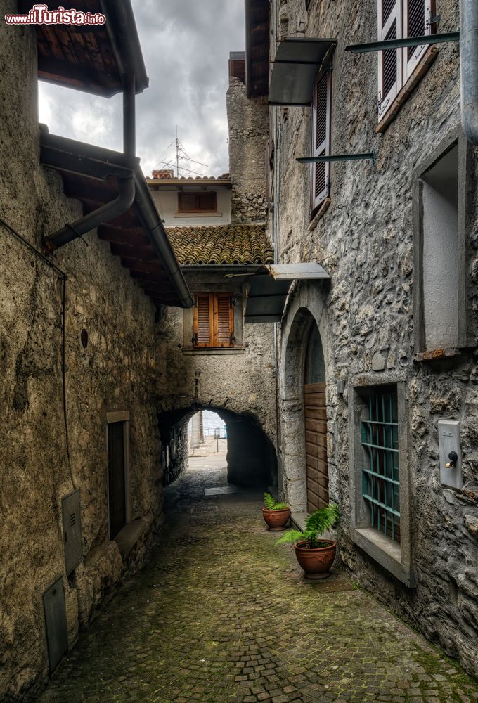 Immagine uno stretto vicolo del centro storico di Riva di Solto in Lombardia