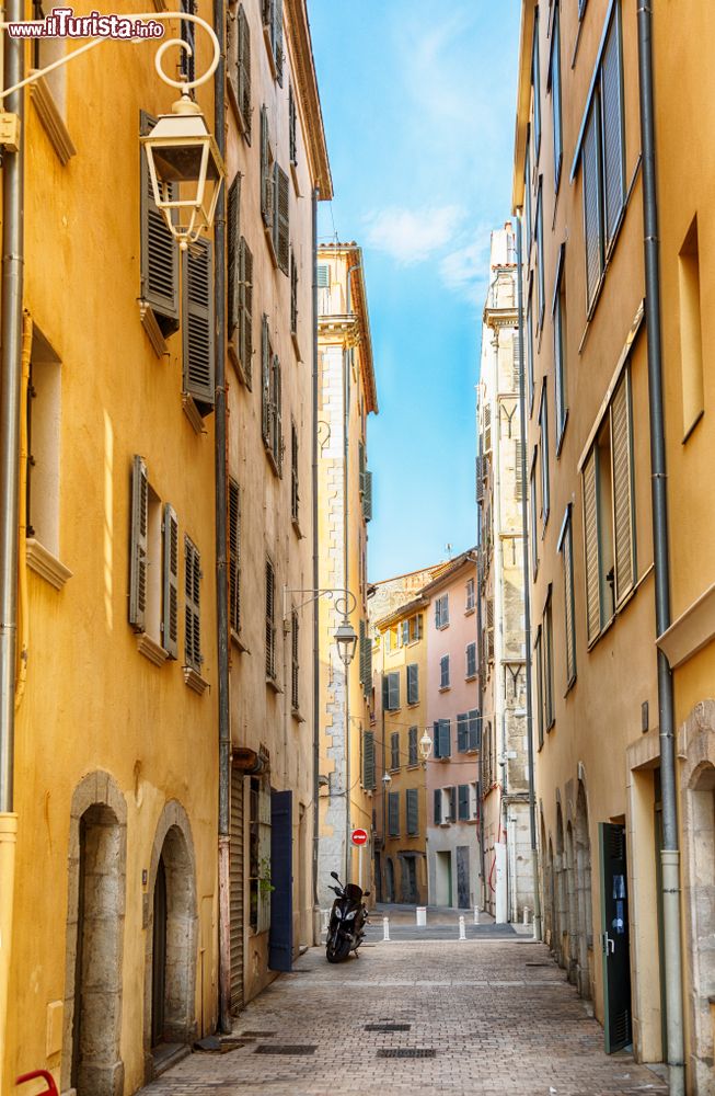 Immagine Uno stretto vicolo nel centro storico di Tolone, Costa Azzurra (Francia).