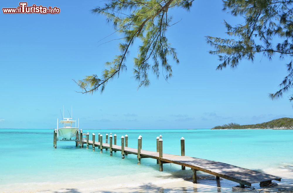 Immagine Uno yacht ancorato al molo di legno a Exuma, Arcipelago delle Bahamas.