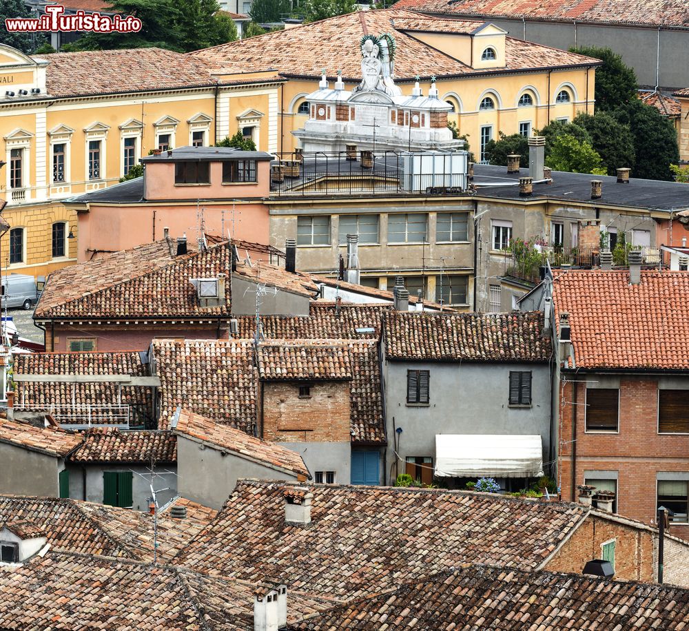 Immagine Uno zoom sui tetti delle case del borgo di Santarcangelo vicino a Rimini