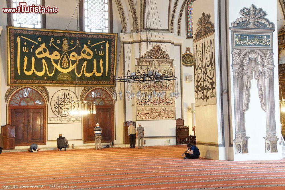 Immagine Uomini durante la preghiera serale nella moschea di Ulu Cami a Bursa, Turchia. Costruita nello stile selgiuchide, venne fatta erigere dal sultano ottomano Bayezid I° ed edificata tra il 1396 e il 1400 - © steve estvanik / Shutterstock.com