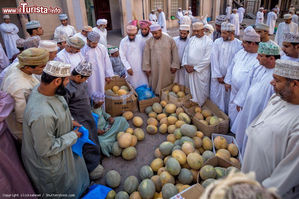 Immagine Uomini omaniti al mercato della frutta e verdura di Nizwa, Oman. E' una delle attrazioni da non perdere durante un viaggio in questa terra della penisola arabica - © clicksahead / Shutterstock.com