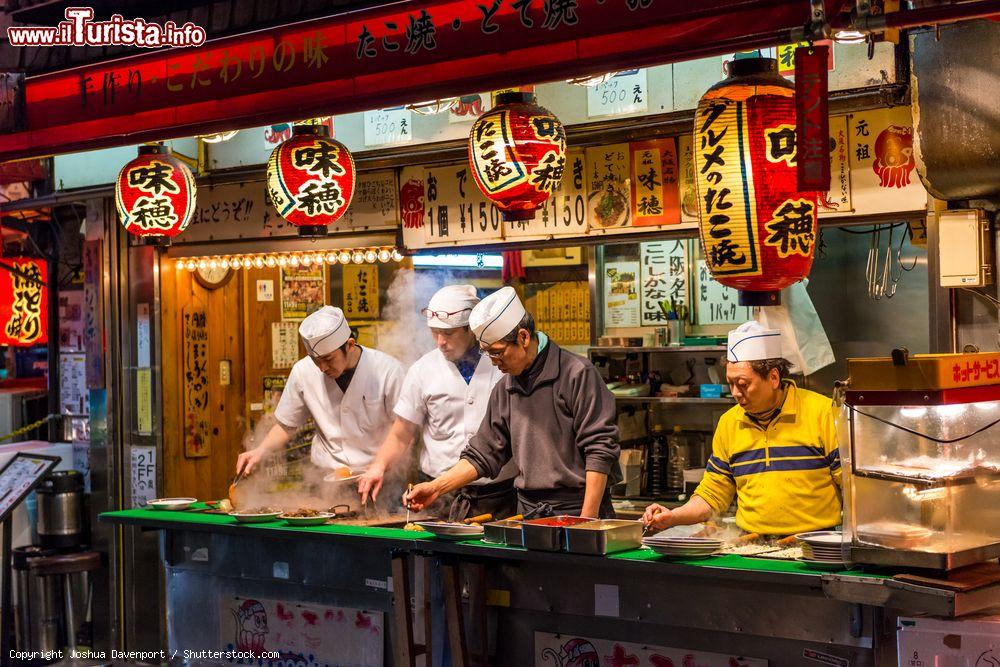 Immagine Uomini preparano il tradizionale cibo da strada in una via di Osaka, Giappone - © Joshua Davenport / Shutterstock.com