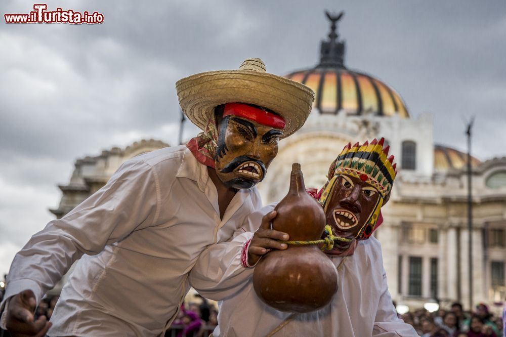 Immagine Due uomini travestito in occasione della sfilata del Día de Muertos a Città del Messico.