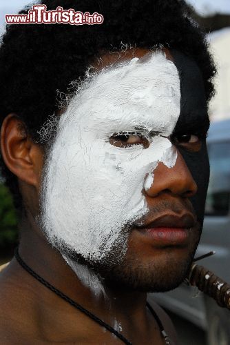 Immagine Un uomo di etnia Kanak con il viso truccato in occasione di una danza tradizionale, Nuova Caledonia.