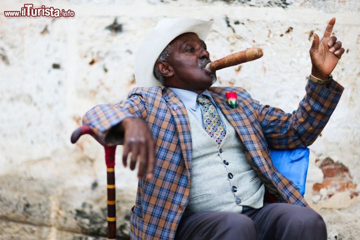 Immagine Uomo in posa con un grosso sigaro cubano a L'Avana, la capitale di Cuba - © BlueOrange Studio / Shutterstock.com