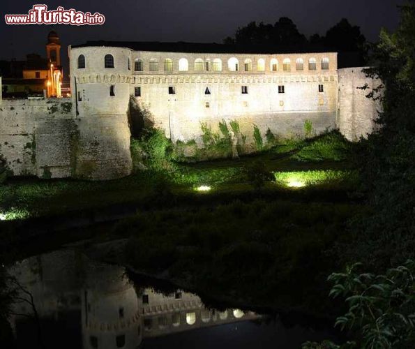 Immagine Urbania, fotografia notturna del Palazzo Ducale