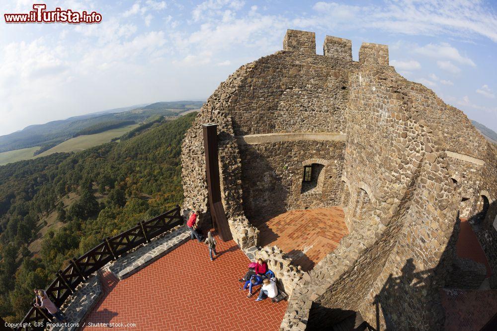 Immagine Turisti in visita alle mura fortificate del castello di Holloko, Ungheria. Da qui si gode un magnifico panorama dell'area protetta del Parco Nazionale di Bukk - © GTS Productions / Shutterstock.com