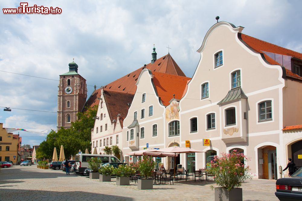 Immagine Uno scorcio della cattedrale di Ingolstadt, Germania, vista da una strada del centro storico.