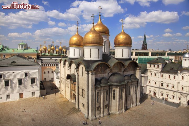 Immagine Cattedrale della Dormizione a Mosca, Russia -  Chiesa madre del granducato di Moscovia, questo edificio religioso venne costruito fra il 1475 e il 1479 dall'architetto italiano Aristotele Fioravanti. Si affaccia sulla piazza delle Cattedrali al Cremlino di Mosca. Al suo interno ospita anche un grande museo © Nickolay Vinokurov / Shutterstock.com