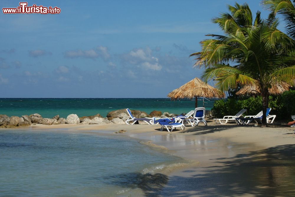 Immagine Vacanza in Giamaica sulle spiagge di Runaway Bay. Questo è uno dei luoghi migliori per assaporare l'autentica atmosfera caraibica.