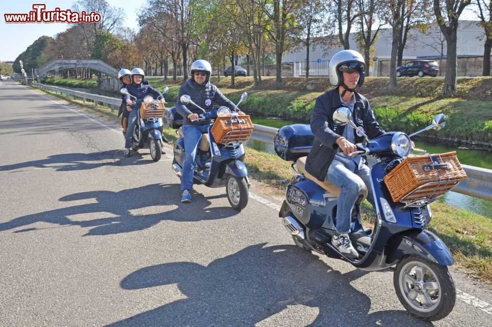 Immagine Vacanze pavesi a bordo di una vespa (Lombardia).