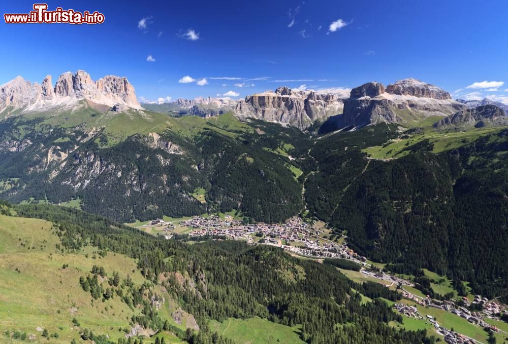 Immagine Val di Fassa in estate: Canazei, il gruppo Sella e il Sass Pordoi (Trentino Alto Adige)