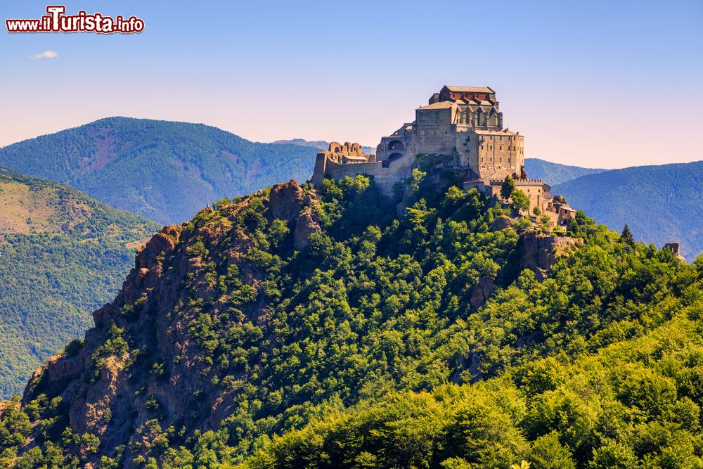 Immagine Val di Susa: la Sacra di San Michele l'abbazia che domina il territorio di Avigliana in Piemonte