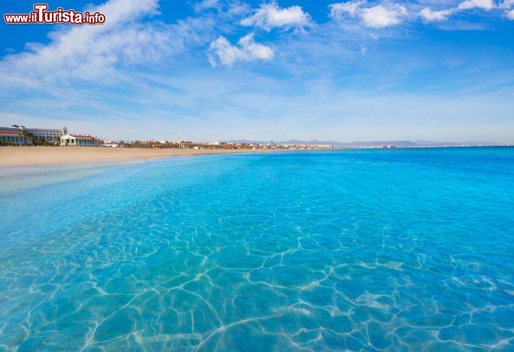 Immagine Valencia si affaccia sulle acque limpide del Mediterraneo e offre belle spiagge com questa di  Malvarrosa Las Arenas