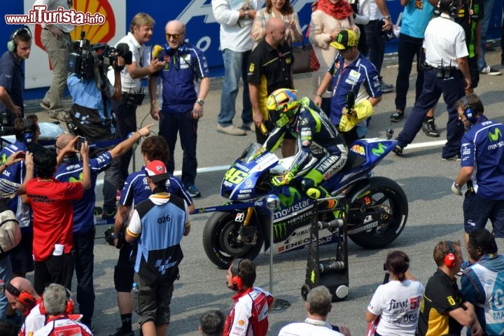 Immagine Valentino Rossi a Sepang: le gare della Moto GP si tengono ogni ann sul tracciato malese di Sepang e qui il nostro Valentino Rossi è un vero e proprio idolo. La gente esulta ad ogni suo passaggio e le telecamere sono tutte per lui.