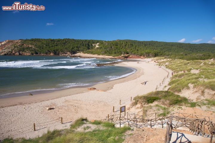 Immagine La Vall d’Algaiarens è una spiaggia selvaggia di Minorca e si trova a pochi chilometri da Ciutadella. E' famosa per le sabbie dalle tonalità delicate di rosa - © Quintanilla / Shutterstock.com