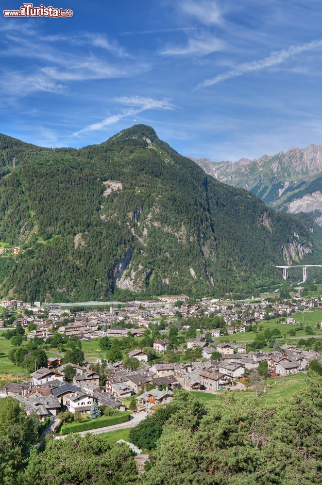 Immagine Vallata di Morgex in estate, Valle d'Aosta, Italia. Nel raggio di una manciata di km, Morgex offre panorami mozzafiato, laghi alpini e le acque della Dora per divertirsi con il rafting.