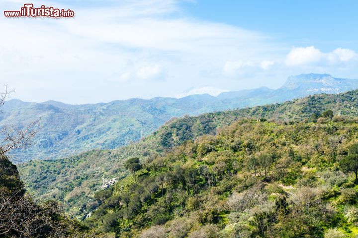 Immagine Vallate di montagna intorno a Savoca nella Sicilia orientale - © vvoe / Shutterstock.com