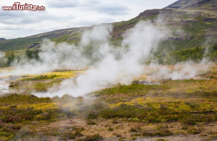 Immagine Valle Haukadalur, Islanda. Una bella immagine di questa vallata dell'Islanda che ospita formazioni vulcaniche e geyser - © sergemi / Shutterstock.com