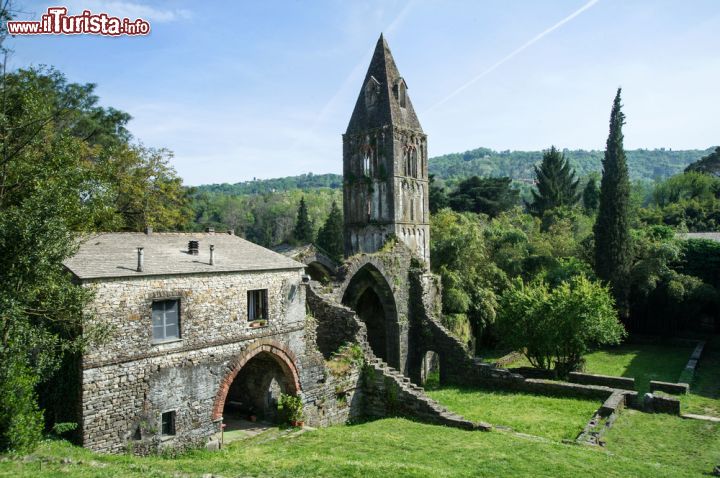 Immagine Valle Christi: le antiche memorie di un'abbazia - per chi trascorre le vacanze a Rapallo, una tappa davvero obbligata è la visita alle rovine dell'Abbazia di Valle Christi, un luogo carico di suggestioni, che offre al visitatore tutto il fascino, il silenzio e la malinconia di quello che fu un ordine di clausura durante il medioevo per le monache cistercensi prima, e per le clarisse di Sant'Agostino, poi. L'attività monasteriale terminò verso la fine del XVI secolo e, dopo di che, lo spazio dell'abbazia fu utilizzato a scopo abitativo e agricolo. Oggigiorno, questo affascinante edificio è invece adibito a sede per spettacoli teatrali e musicali. - © Gianni Caito / Shutterstock.com