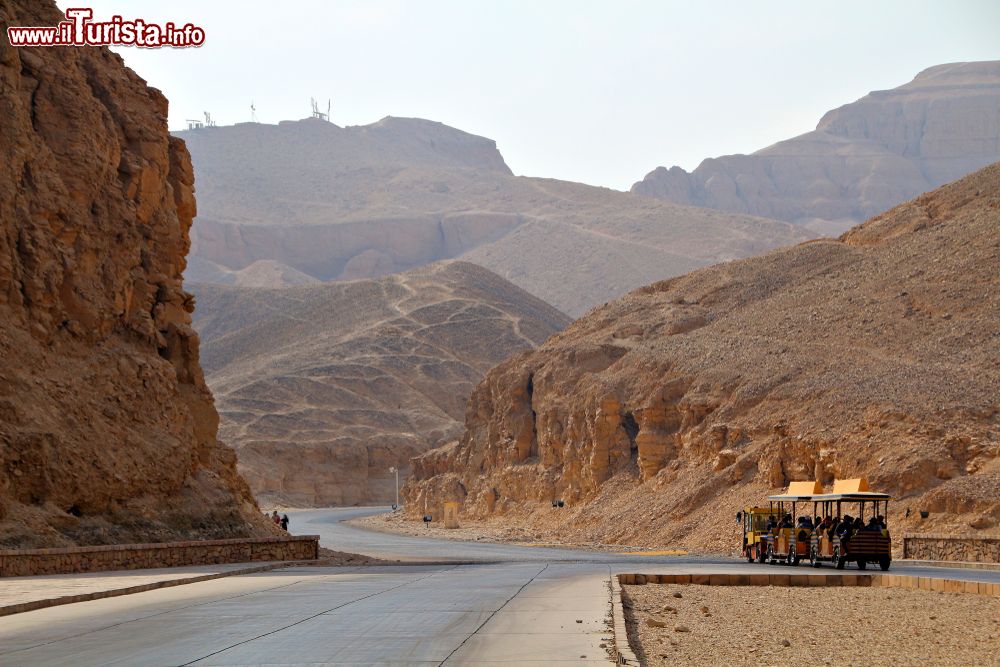 Immagine Un veicolo per il trasporto dei turisti nella Valle dei Re, a Luxor (Egitto). Questa era la necropoli dei faraoni del Nuovo Regno e rappresenta uno dei siti archeologici più importanti al mondo.