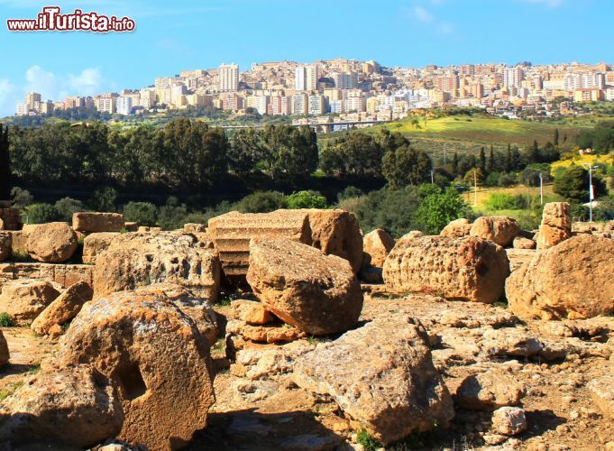 Immagine Veduta panoramica della città di Agrigento e della sua caratteristica Valle dei Templi (Sicilia) - È sorprendente come questa località sicula sia così ricca di storia e modernità al tempo stesso. Agrigento oltre a rappresentare il perfetto compromesso tra cultura e comfort contemporaneo, non manca di regalare anche scorci visivi dalla bellezza superlativa, da cui si può ammirare tutta la sua completezza, come si può notare dall'immagine che cattura un paesaggio capace quasi di parlare - © lapas77 / Shutterstock.com