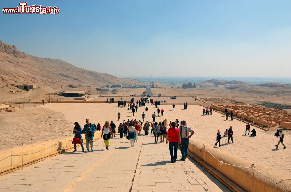 Immagine Una vista panoramica della Valle del Nilo dall'ingresso del Tempio di Hatshepsut, già molto frequentato dai turisti fin dal mattino.