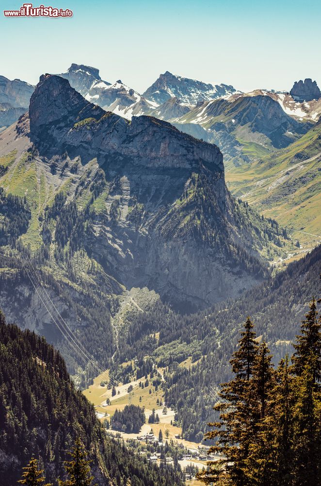 Immagine La valle della Kander in Svizzera, Alpi Bernesi