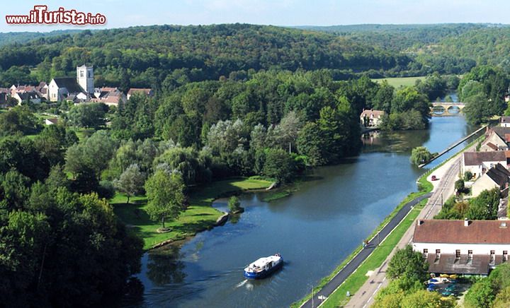 Immagine Uno scorcio dall'alto della Valle della Loira, regione Centro (Francia). Iscritta fra i patrimoni dell'umanità dell'Unesco dal 2000, la Valle della Loira è conosciuta anche come il Giardino di Francia e la culla della lingua francese.