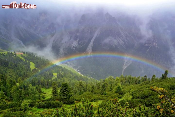 Immagine Valle dello Stubai: grazie all'assoluta imprevedibilità delle condizioni atmosferiche, tutto è possibile; capita anche che, dopo un'apparentemente incessante pioggerellina, più in basso nella valle spunti per qualche istante un arcobaleno che ripaga della fatica di una camminata sotto la pioggia.