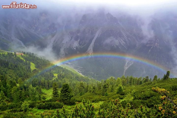 Immagine Valle dello Stubai: grazie all'assoluta imprevedibilità delle condizioni atmosferiche, tutto è possibile; capita anche che, dopo un'apparentemente incessante pioggerellina, più in basso nella valle spunti per qualche istante un arcobaleno che ripaga della fatica di una camminata sotto la pioggia.