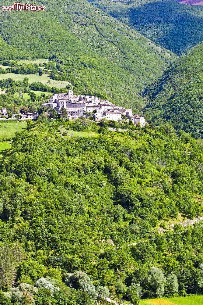 Immagine Il borgo solitario di Vallo di Nera tra le montagne della Valnerina in Umbria