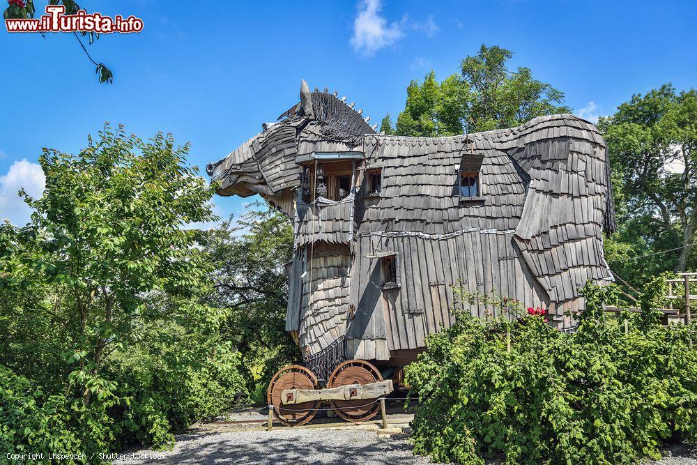 Immagine Vallonia: un Cavallo di Troia in legno. Si tratta di una stanza presso l'hotel La Balade des Gnomes vicino a Durbuy, Belgio - © LMspencer / Shutterstock.com