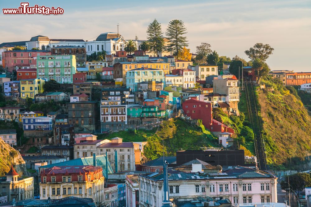 Immagine Valparaíso, Cile: la città è famosa per i suoi edifici colorati che si trovano lungo i cerros (le colline) che la compongono.