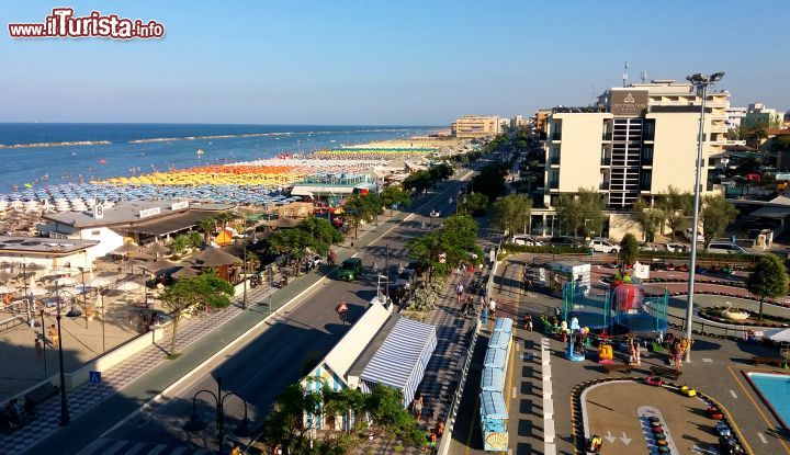 Immagine Il lungomare e gli stabilimenti di Valverde di Cesenatico in direzione di Gatteo a Mare.